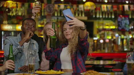 Amigos-Varones-Felices-Tomándose-Selfie-Y-Bebiendo-Cerveza-En-El-Bar-O-Pub.-Gente-Ocio-Amistad-Tecnología-Y-Concepto-De-Fiesta---Amigos-Varones-Felices-Tomándose-Selfie